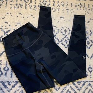 Alo Yoga vapor leggings- black camo